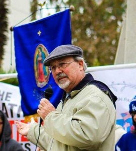 El reconocido Profesor Emérito de la Universidad de California en Bakersfield, Gonzalo Santos consideró un gran éxito político el resultado del referendo que le despeja el camino a los demócratas para las gestas electorales que se vienen a nivel federal. Foto: Archivos Radio Bilingüe. 