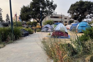 Oakland is home to more than 4,000 homeless people, according to 2019 data, an 86% increase since 2015. But the city has not conducted an official count since 2019, and local officials say the population of homeless people has grown dramatically during the covid-19 pandemic. (Angela Hart / California Healthline)