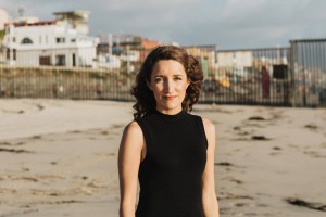 Jean Guerrero, columnista de Los Angeles Times en San Ysidro, California en la frontera con México. Foto: https://www.kqed.org.