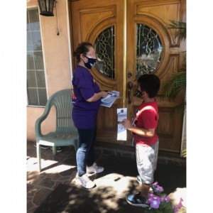 También los niños de los vecindarios latinos de Los Ángeles se sumaron a los importantes esfuerzos de esta comunidad, tocando puertas y llevando información a los hogares para que ejercieran su voto de manera informada y como se pudo ver este esfuerzo cosechó el triunfo otra vez del gobernador. Foto: Cortesía.