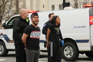 Activistas por la reforma migratoria son arrestados en Washington, D.C. por manifestarse públicamente en favor de la inclusión de la reforma migratoria en la ley de infraestructura. Foto: José López Zamorano.