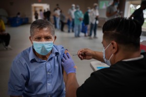 Tras vencer el miedo, este pizcador de uvas en Arvin, California, Celso Bruno Avelina toma su primera dosis de la vacuna contra el Covid-19. Foto: Manuel Ortiz Escámez.