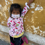 Esta niña maya usa su mascarilla, pero muchas otras personas en su pueblo no lo hacen. Foto: María Martin.