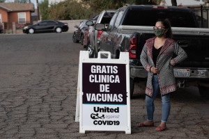 Elizabeth Martínez, de Líderes, promueve la vacunación en Arvin, California. Foto: Manuel Ortiz Escámez. 