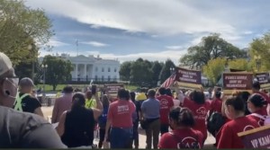 Cientos de activistas se lanzaron a Washington para llevar su petición directamente al presidente Joe Biden y a la vicepresidenta, Kamala Harris, para pasar una reforma migratoria ahora. Al fondo, la Casa Blanca. Foto: José López Zamorano.