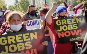 Residentes de Washington, D.C. llevaron una mensaje a las calles para los demócratas y el presidente Biden para que no deje atrás la transición a la energía limpia. Foto: José López Zamorano.