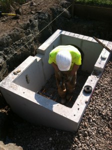 Estos trabajadores de la construcción están expuestos a muchos peligros inherentes a su profesión y no siempre sus empleadores les ofrecen un plan médico. Foto: HHS. 