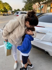 Cami Umaña abraza a su pequeño hijo de 6 años, a quien protege con cubrebocas en todo momento. Foto: Mariana Pineda