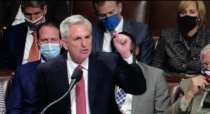 Kevin McCarthy, lider de la minoría republicana en la cámara baja, donde dio un discurso que rompió el record de duración que antes detentaba la Presidenta demócrata de esa cámara, Nanci Pelosi.