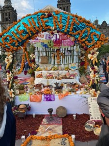 En Zócalo de la Ciudad de México, con las torres de la Catedral detrás, en esta Ofrenda a los muertos predomina la flor de cempasúchil. Foto: Citlali Sáenz.