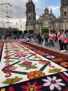 Alfombra elaborada con semillas de colores parte de la mega ofrenda ubicada en la Ciudad de México. Foto: Citlali Sáenz.