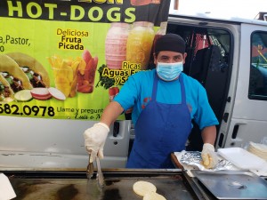 José está listo para ofrecer ricos tacos a los asistentes al festival. Foto: Rubén Tapia.