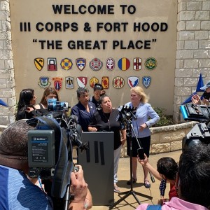 Al micrófono Doña Gloria Guillén, madre de la soldada asesinada. Foto: Oficina de la congresista federal por Texas, Sylvia García (de saco azul, al lado de la madre de Vanesa Guillén).