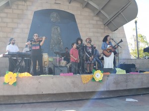 Liza Flores acompañada de su hija y unos amigos cantan Decolonize Mi Amor. Foto: Rubén Tapia.