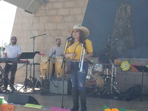 Marisela Martínez cantando El Pueblo no es Tonto, una composición colectiva. Foto: Rubén Tapia.