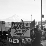 Manifestantes piden frente al Centro de Detención del Noroeste, del servicio de Inmigración y Control de Aduanas, ICE, el cierre de ese centro. Foto: La Resistencia.