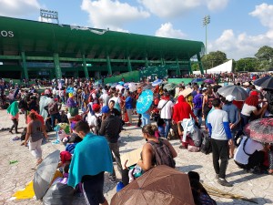 Migrantes llegando al Estadio de Tapachula donde se concentrarán para escuchar instrucciones para la caravana. Foto: Francisco Barradas. 