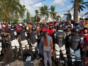 Migrantes de varios países de la caravana son contenidos por la policía de la Guardia Nacional en Tapachula. Foto: Francisco Barradas. 