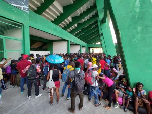 Miles de migrantes de la caravana que  salió de Tapachula el 17 de noviembre, encabezada por Luis García. Aquí, en el Estadio de Tapachula. Foto: Francisco Barradas.