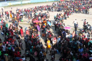 En el interior del Estadio de Tapachula donde se concentran para partir más tarde con la caravana.  Foto: Francisco Barradas. 