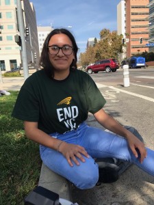 Lesly Ayala, posa después de ir a apoyar una huelga de trabajadores de la UCLA. Foto: UCLA.