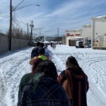 Habitantes de vecindarios de Austin, Texas, caminan por las calles congeladas en busca de agua, gas o comida. Tampoco tienen luz. Foto: https://spectrumlocalnews.com.