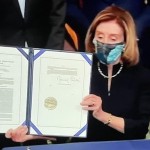 La líder demócrata de la Cámara de Representantes, Nancy Pelosi muestra a la nación el acta de juicio político a Trump, aprobada por el Congreso. Foto: José López Zamorano.