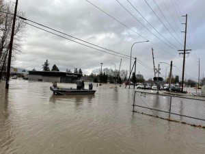 Una de las lanchas que prestaron ayuda en Sumas por el desbordamiento del Río Nooksack, en Sumas, WA. Foto: Jesús Barajas. 