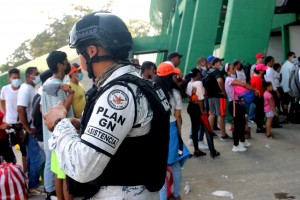 Un elemento de la Guardia Nacional de México durante a una concentración de migrantes, en Tapachula, Chiapas. Foto: Francisco Barradas.