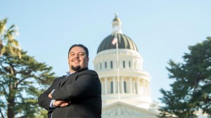 Después de graduarse de UC Davis, Eddie Carmona, estudiante de comunicaciones y chicana/estudios chicanos, comenzó a organizar en la comunidad para abordar las desigualdades raciales y económicas. Foto: Karin Higgins/UC Davis.