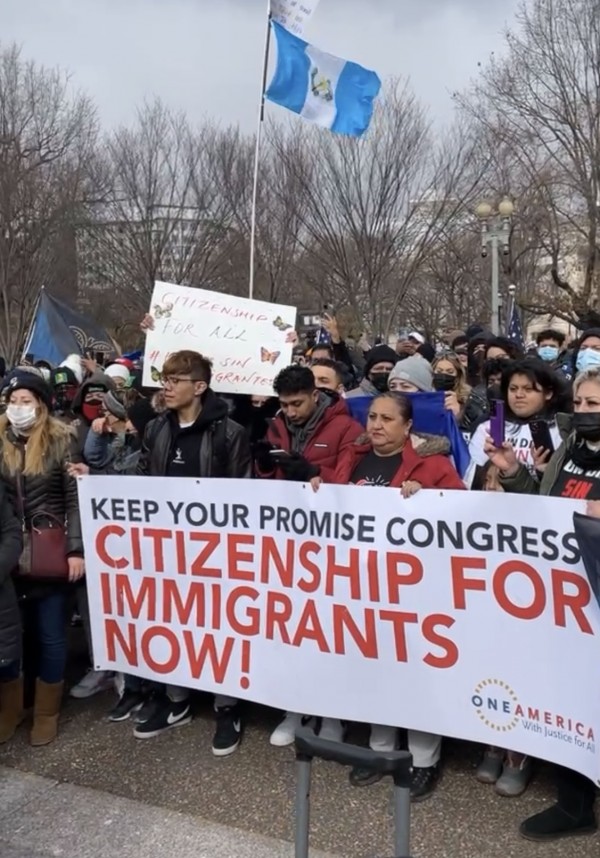 Manifestantes en Washington, D.C., dicen que no cejarán en su intento hasta que el presidente Biden cumpla con su promesa de campaña para pasar una reforma migratoria amplia y comprensiva. Foto: José López Zamorano.