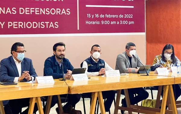 Enrique Irazoque Palazuelos, titular de la Unidad de Derechos Humanos y responsable del Mecanismo de Protección para Personas Defensoras de Derechos Humanos y Periodistas, participa en el segundo diálogo que se realizó en Oaxaca, donde afirmó que las autoridades, en muchos casos, son las responsables de las agresiones contra estos grupos. Foto: Segob.