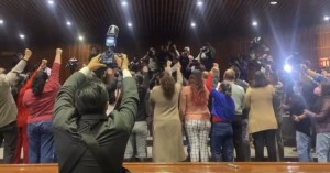 Periodistas que cubren las actividades de la Cámara de Diputados, dieron la espalda a los legisladores y exigieron justicia y seguridad coreaban “Nos queremos vivos”.Foto: Citlali Sáenz.