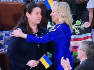 La embajadora de Ucrania en Washington, Oksama Markarova recibe ovación de pie. La Primera Dama, Gill Biden con ella.Foto: José López Zamorano. 