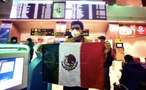 En el aeropuerto de la Ciudad de México espera a los connacionales que llegarían horas más tarde a la capital mexicana. Foto: Cortesía.