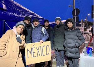 Mexicanos antes de abordar el avión mexicano que los traslado a México. Foto: Cortesía. 