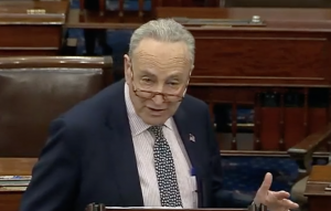 El líder demócrata del Senado Charles Schumer agradeció el apoyo bipartidista para aprobar el presupuesto. Foto: José López Zamorano.