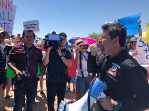 Fernando García, Director Executivo de la Red Fronteriza por los Derechos Humanos en El Paso, Texas, en una manifestación contra los abusos de la Patrulla Fronteriza. Foto. Red Fronteriza de Derechos Humanos.