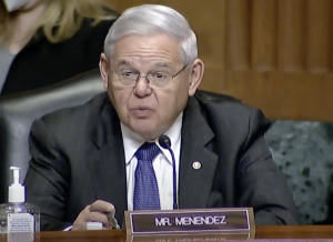 El senador Bob Menendez pide a migrantes latinos mismo trato que a ucranianos. Foto: José López Zamorano.