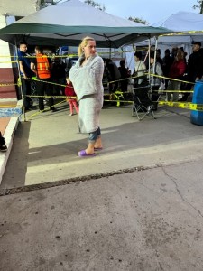 Una mujer ucraniana en el el centro deportivo que les da refugio en Tijuana se protege del viento frío que sopla al caer la tarde. Foto: MVG.