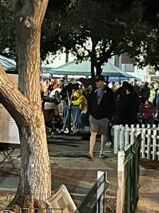 Los ucranianos refugiados temporalmente en la Unidad Deportiva Benito Juárez en Tijuana, BC, pasean libremente por los campos del recinto. Foto: MVG.