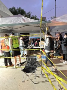 En la Unidad Deportiva Benito Juárez, en Tijuana, este rincón está destinado para concentrar el agua y las bebidas a disposición de los refugiados de este campamento. Foto: MVG.