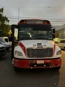 Uno de los varios camiones estacionados a las afueras del campamento donde se refugian los ucranianos en Tijuana. Foto: MVG.