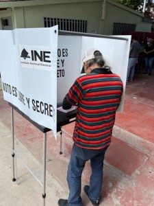 Jorge Peña, residente de la zona Seminario, en el este de Tujuana ejerciendo su voto en el referendo revocatorio. Foto: MVG.