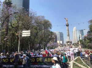 Organizaciones sociales, activistas y ciudadanos convocados por Chalecos Mx, marcharon para promover la no participación en la consulta de Revocación de Mandato. Foto: Chalecos Mx.