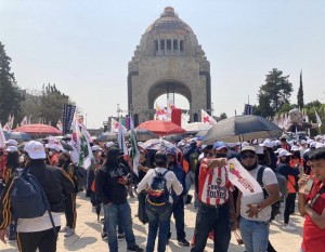 Simpatizantes de Morena, el partido en el poder, aprovecharon asamblea informativa sobre la reforma eléctrica que presentó el gobierno de López Obrador para pedir a la gente que participe el domingo en la consulta del referendo revocatorio para que el presidente siga gobernando. Foto: Cortesía. 