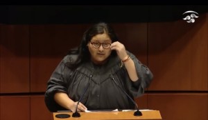 Senadora Citlalli Hernández llamó traidores a quienes votaron en contra de la reforma eléctrica del presidente AMLO, lo que generó un ríspido debate con la exsenadora de su bancada, Lily Téllez. Foto: Captura de pantalla de transmisión del canal del Congreso.