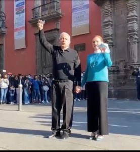 Andrés Manuel López Obrador presidente de México y su esposa Beatriz Gutiérrez Müller, saliendo de la casilla donde emitieron su voto el domingo pasado en la Consulta de Revocación de Mandato. AMLO, declaró que “el mejor sistema político es la democracia, es una forma de vida”. Foto: Presidencia de México.