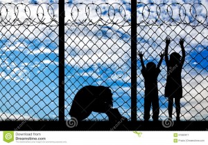 Concepto de refugiado. Silueta de una familia de refugiados, una madre desesperada con niños en el fondo de la frontera. Foto: dreamstime.com.