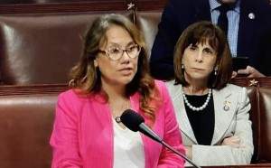 La legisladora demócrata Verónica Escobar encabezó el debate para aprobar una ley antiterrorista tras la masacre de Bufalo. Foto: José López Zamorano.